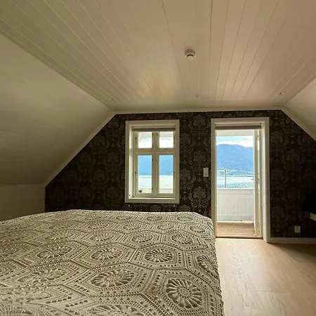 Historic House By The Fjord In Dom wakacyjny Solvorn