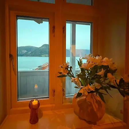 Historic House By The Fjord In Dom wakacyjny Solvorn