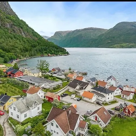 Dom wakacyjny Historic House By The Fjord In *