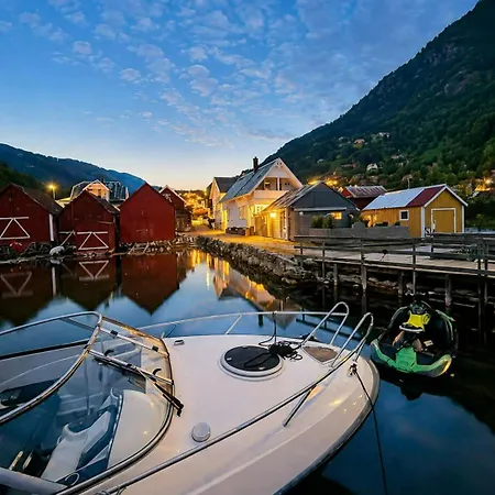 Dom wakacyjny Historic House By The Fjord In *